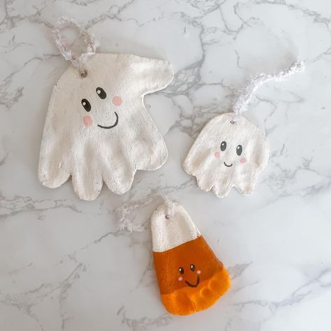 Halloween Crafts Salt Dough, Handprint Ghost Ornament, Salt Dough Crafts Halloween, Halloween Salt Dough Ornaments, Salt Dough Halloween Crafts, Fall Salt Dough Crafts, Salt Dough Halloween Ideas, Salt Dough Ghosts, Salt Dough Ghost Handprint