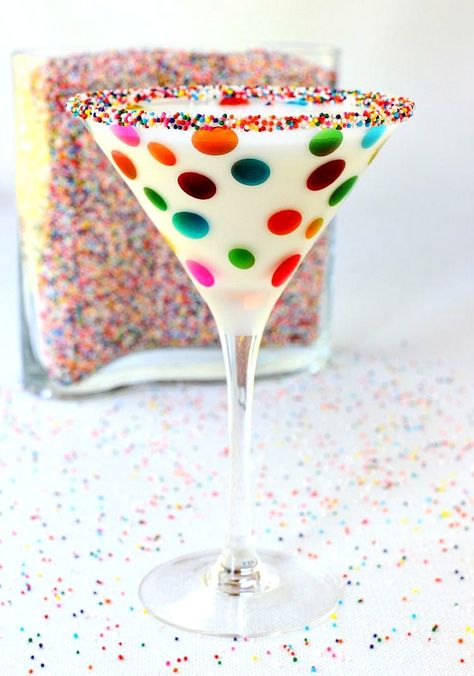 Birthday Cake Drink, Whiskey Burger, Birthday Cake Martini, Girls Night Cocktails, Cake Martini, Cake Vodka, Mississippi Mud Pie, Desserts In A Glass, Canned Frosting