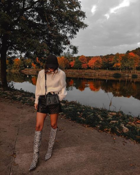 10 Best Ways To Wear Slouchy Boots Right Now Ruched Boots Outfit, Scrunch Boots Outfit, Slouch Boots Outfit, Slouchy Boots Outfit, All Leather Outfit, Coordinates Outfits, Calf High Boots, Dresses And Tights, Metallic Boots