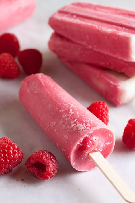 Raspberry Sherbet Popsicles, made with lots of plump juicy raspberries, fresh from the farmer's market. A great way to prolong the fresh flavours of summer! Sorbet Popsicles, Fruit Popsicle Recipes, Healthy Popsicle Recipes, Raspberry Sherbet, Healthy Popsicles, Ice Lollies, Fruit Popsicles, Homemade Popsicles, Sorbet Recipes