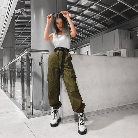 Olive Parachute Pants Outfit, Olive Parachute Pants, Tactical Pants Women, Dark Green Cargo Pants, Cargo Pants Street Style, Womens Cargo Pants, Parachute Pants Outfit, How To Wear Shirt, Womens Cargo