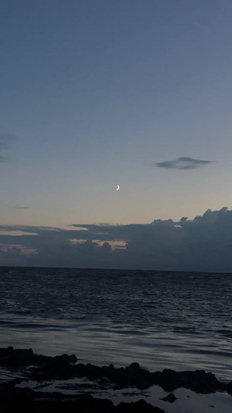 Beach And Sky, Sky Wallpaper, Moon Photography, Pretty Sky, Alam Yang Indah, City Aesthetic, Nature Aesthetic, Pretty Places, Sky Aesthetic