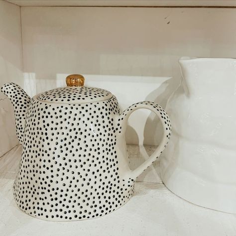 Cute Teapot, Pottery Inspo, Pottery Teapots, Apartment Aesthetic, My Cup Of Tea, Pottery Painting, Kitchen Style, Hot Chocolate, Tea Pots