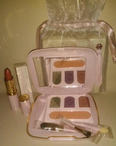 Mary Kay cosmetics in pink bottles | Mary Kay Pink Vintage Custom Compact Set Filled 80s Cosmetics Products, 50s Makeup Products, Vintage Makeup Packaging, Mary Kay Facial Box, Vintage Mary Kay Products, Trending Skincare, Mary Kay Pink, Imagenes Mary Kay, Vintage Makeup Ads