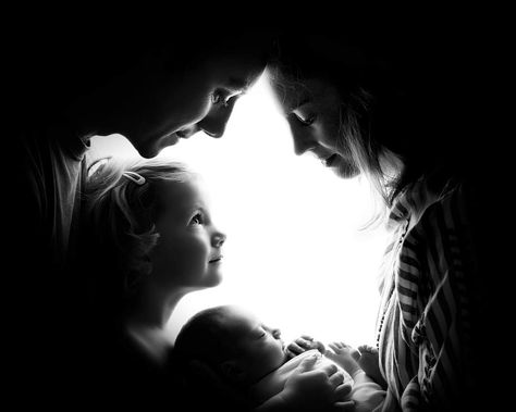 Backlit studio lighting, newborn family posing Newborn Photography Setup, Diy Maternity Photos, Parents Photography, Newborn Photography Family, Newborn Family Pictures, Family Photo Studio, Family Photoshoot Poses, Baby Cake Smash, Newborn Backdrop