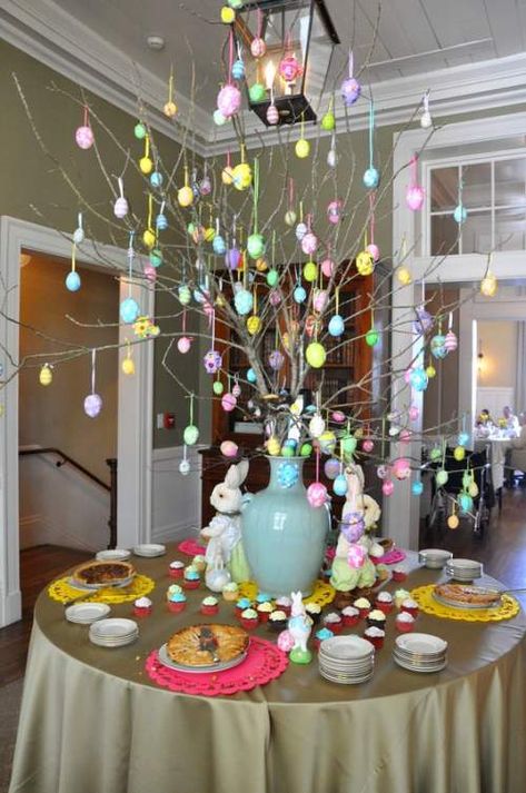 60 Spring & Easter decorating ideas for home coz' spring has sprung & we can't contain the excitement - Hike n Dip Easter Tree Diy, Easter Decorating Ideas, Kwanzaa Decorations, Diy Osterschmuck, Easter Egg Tree, Easter Decorating, Easter Tree Decorations, Easter Decorations Outdoor, Easter Decorations Diy Easy