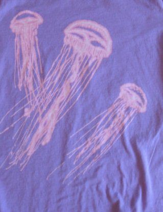 Bleach Painting Shirt Jellyfish, Pink Bleached Shirt, Bleach Jellyfish, Bleach T Shirt Designs, Bleach Tee Shirt Ideas, T Shirt Bleaching Ideas, Bleach Tshirt Designs, Bleach Art Clothes, Bleach Painting