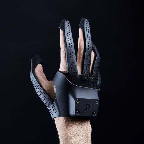 Vr Headset Design, Smart Gloves, Armadura Cosplay, Virtual Reality Technology, Gloves Design, Future Tech, Wearable Tech, Celebrity Tattoos, Vr Headset