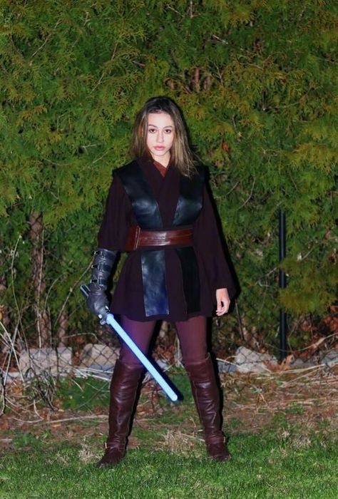 Female Luke Skywalker Costume, Anikan Skywalker Costume Diy, Anakin Skywalker Costume Women, Anakin Cosplay Female, Ahsoka Halloween Costume, Anakin Costume Diy, Anakin Skywalker Costume Girl, Diy Anakin Skywalker Costume, Female Anakin Skywalker Costume