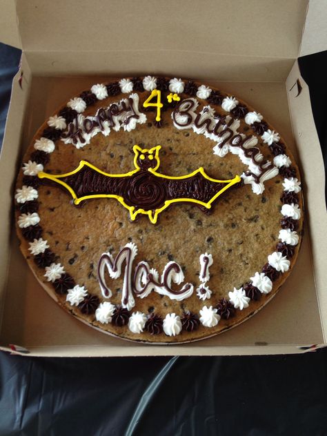 Cookie Cake! #BatmanTheme #2016 #cookie  #batman #batmanparty Batman Cookie Cake, Batman Cookies, Dc Aesthetic, Batman Theme, Batman Party, Themed Desserts, Cookie Cake, 4th Birthday, Dessert Recipes