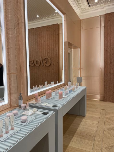 Glossier Aesthetic Store, Glossier Store London, London Aesthetic Shopping, Makeup Store Aesthetic, Glossier Shop, Mco Beauty, Glossier London, Glossier Store, Warehouse Design