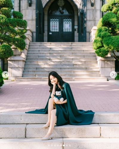 Graduation Photo Poses College, Korean Graduation, Ewha University, Graduation Pictures College, Graduation Pose, College Grad Pictures, Grad Picture Ideas, Cap And Gown Photos, Graduation Pic Ideas