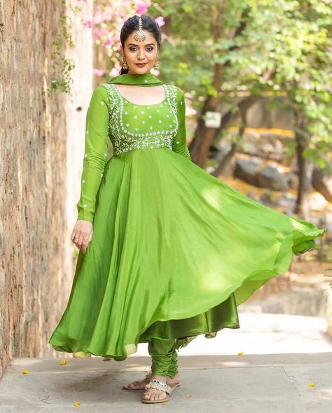 sreemukhi in green anarkali by yamini reddy for eid special saregamapa Green Anarkali Suits, Green Anarkali, Long Frock Designs, Long Gown Design, Anarkali Dress Pattern, Salwar Designs, Eid Special, Latest Designer Sarees, Long Dress Design