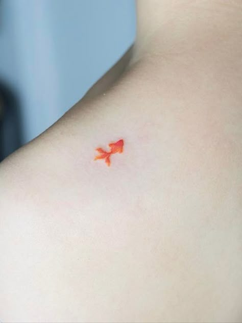 Minimalistic Tattoo Ideas, Goldfish Tattoo, Orca Tattoo, Minimalistic Tattoo, Hamsa Tattoo, Tattoo Trend, Shape Tattoo, Muster Tattoos, Koi Tattoo