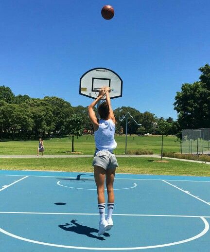 Outdoor Basketball Court, Sport Pictures, Ball Aesthetic, Bola Basket, Basketball Shooting, Basketball Photos, Girls Basketball, Basketball Is Life, Basketball Photography