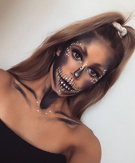 Sparkly Skull Makeup, Skeleton Costume Hair Ideas, Sparkle Skeleton Makeup, Skeleton Women Makeup, Skeleton Face Jewels, Pearl Skeleton Makeup, Skull Makeup With Rhinestones, Skeleton Chest Makeup, Glam Skeleton Makeup Half Face