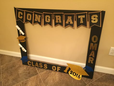 Graduation DIY photo booth Farewell Party Ideas For Seniors, Photobooth Ideas For Farewell, Graduation Photo Frame Ideas, Photo Booth Ideas For Farewell, Graduation Frame Ideas, Graduation Photo Booth Frame, Farewell Photo Booth, Farewell Party Ideas School, Photobooth Graduation