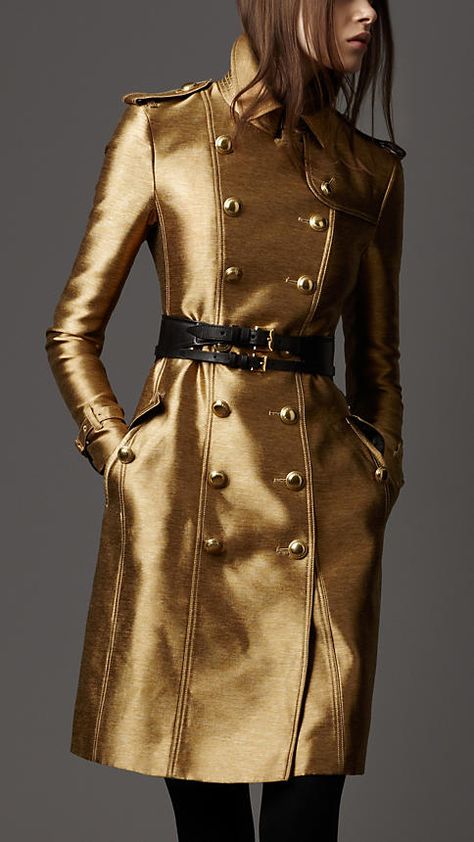 burburry metallic trench - Google Search Long Rain Coat, Living In London, Raincoats For Women, Moda Vintage, Gold Fashion, Look Chic, Bling Bling, High Fashion, Versace