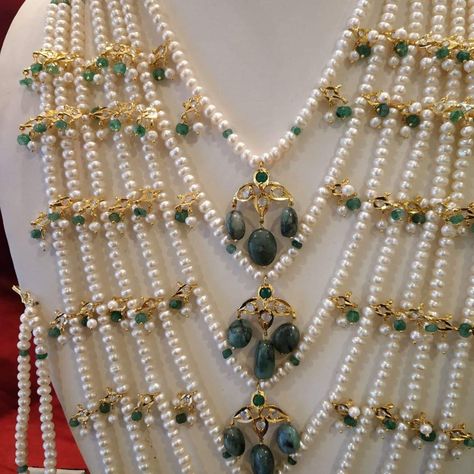 Satlada Haar Hyderabadi, Rani Haram Designs Gold Latest, Rani Haram Designs Gold, Haram Designs Gold Latest, Rani Haram, Green Gold Jewelry, Nizam Jewellery, Pearl Bridal Jewelry Sets, Indian Gold Necklace Designs