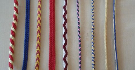 Medieval fingerloop braids Medieval Camp, Medieval Crafts, Finger Weaving, Cords Crafts, Knot Braid, Lucet, Card Weaving, String Crafts, Tablet Weaving