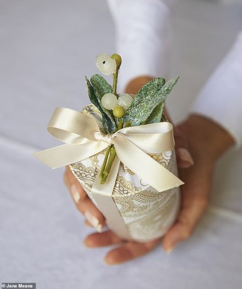 Jane Means the gift wrap guru - whose clients include Victoria Beckham, Chanel and Harrod... Merry Christmas Grandma, Natural Gift Wrapping, Luxury Gift Wrapping, Pretty Presents, Wrapping Tips, Wrapping Inspiration, Luke 6, Gift Wrapping Inspiration, One Happy Camper