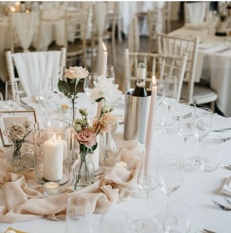 Simple Wedding Styling, Wedding Tables No Chargers, Round Tables With Runners Wedding, Round Guest Table Wedding Decor, Circle Table Wedding Centerpieces, Wedding Circle Tables, Wedding Circle Table Decor, Circle Table Centerpiece, Wedding Round Table Centerpieces