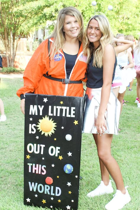 Big Sis Lil Sis Reveal Ideas Poster, Big Lil Reveal Themes Funny, Big Little Costume Ideas, Big Little Box Reveal Ideas, Sorority Reveal Boxes, Creative Big Little Reveal Themes, Big Sis Lil Sis Reveal Ideas, Big Sis Little Sis Reveal Ideas, Big Little Themes Funny