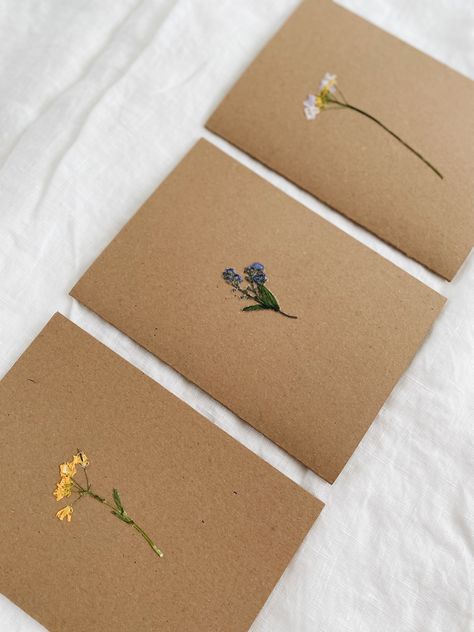 Flower Stationary, Flower Invitation Card, Dried Flowers Diy, Pressed Flower Crafts, Bird Quilt, Pressed Flower Art, Flower Invitation, Making Cards, Craft Accessories