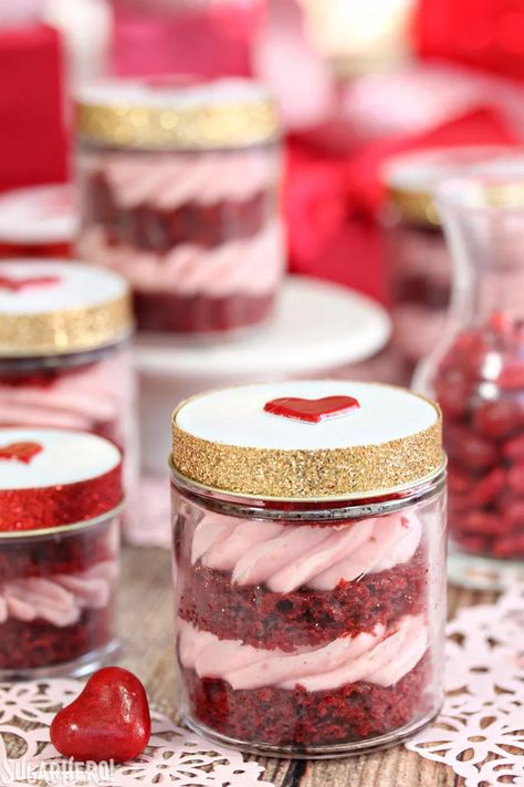 Red Velvet Cake In A Jar - SugarHero Galette Des Rois Recipe, Red Velvet Desserts, Cake Jars, Mason Jar Desserts, Strawberry Cream Cheese Frosting, How To Make Red, Valentine Day Cupcakes, Cake In A Jar, Dessert In A Jar