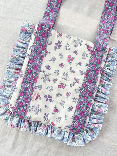 Tutorial: Liberty Heirloom Bag – The Crafty Pie Shop Ruffle Bag Diy, Sewing Gifts For Mom, Cute Sewing Gifts, Diy Bible Bag, Patchwork Bag Pattern, Ruffle Bag, Quilted Bag Patterns, Ruffles Bag, Gold Eyeliner