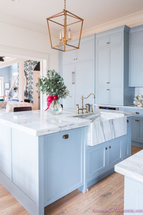 Styling Open Kitchen Shelves, Kitchen With Blue Cabinets, Vintage Modern Kitchen, Light Blue Kitchens, White Marble Kitchen, Blue Kitchen Cabinets, Hal Decor, Open Kitchen Shelves, White Backsplash