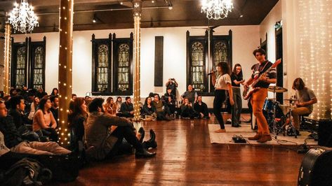 I attended a Sofar Sounds session and loved the intimate setting and the musical talent I was able to discover. Here's my review of Sofar Sounds. Sofar Sounds, Soul Singers, Concert Venue, Concert Aesthetic, Short Break, Hozier, Music Performance, Show And Tell, New Artists