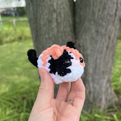 Calico Kitties ✨ This is definitely the most challenging of the 6 styles in my cat pattern with all the color changes. But it turns out so cute that it's worth it! Pattern: No Sew Mini Kitties by me, out now! #nosewminikitties Calico tested by: - @knottydreams_ - @comfycatscrochet - @crochetsbydare #patterntesterappreciation #crochetcats #smallcrochetplushies #nosewcrochet #loafcat #crochetloafcat #crochetkitties #crochetcalicocat #cubiecrochet Cat Crochet Pattern, Cat Crochet, Crochet Cat Pattern, Calico Cat, No Sew, Crochet Cat, Cat Pattern, My Cat, Crochet Ideas