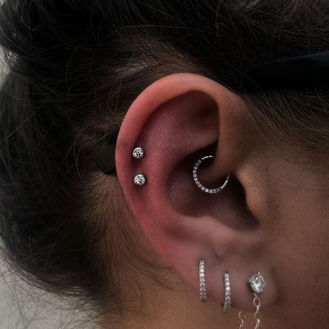 Different Piercings, Spiderbite Piercings, Piercing Face, Double Helix Piercing, Piercing Eyebrow, Piercing Bar, Double Cartilage Piercing, Faux Piercing, Helix Piercings