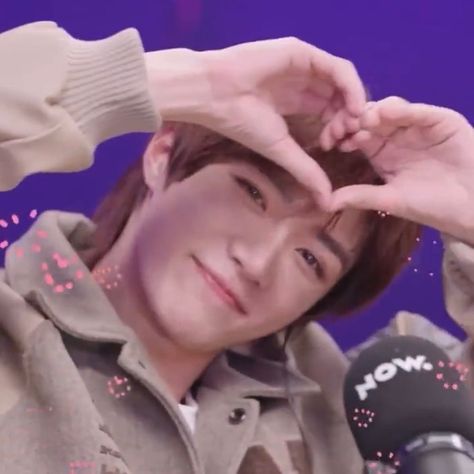 Beomgyu Heart Pose, Beomgyu Heart, Txt Beomgyu, Heart Hands, Heart Sign, Beauty Fashion, We Heart It, Fashion Photography, Wallpapers