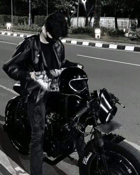 Tanpa Cleo sadari, lelaki yang menjaganya itu adalah stalker gila yan… #romansa # Romansa # amreading # books # wattpad Biker Aesthetic Male, Outfit Cowok, Werewolf Wattpad, Rockstar Aesthetic, Gentleman Aesthetic, Motorcycle Aesthetic, Biker Aesthetic, Biker Boys, Biker Men