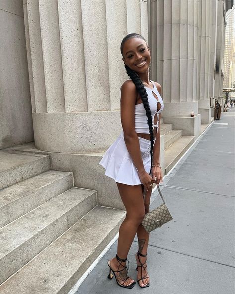 Black girl all white outfit inspo Skirt With Heels, Outfit With Heels, Tennis Skirt Outfit, White Tennis Skirt, All White Outfit, White Outfit, Heels Black, Tennis Skirt, White Outfits