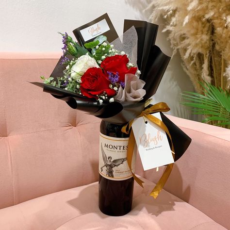 Roses And Wine In A Box Gift, Wine Bouquet Gift Diy, Wine Flower Arrangements, Wine Bouquet Gift, Wine Bottle Floral Arrangements, Wine Bottle Bouquet Diy, Wine Flower Bouquet, Wine Bottle Flower Arrangements, Bottle Flower Arrangements