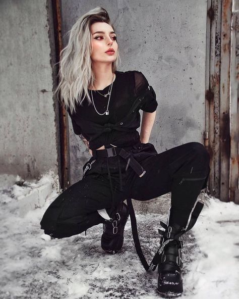 💋🌹MISS BITCH🌹💋(trap supreme 2.0) on Twitter: "The look I’m going for this winter… " Techwear Fashion Women, Techwear Girl Outfit, Techwear Girl, Women Techwear, Womens Techwear, Futuristic Outfits, Techwear Women, Tech Wear, Techwear Outfits