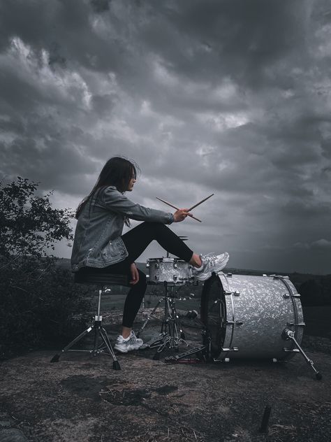 Girl Drummer Aesthetic, Drums Aesthetic Wallpaper, Female Drummer Aesthetic, Drummer Girl Aesthetic, Drummer Pose, Drumming Aesthetic, Drummer Aesthetic Male, Drummer Photography, Drummer Aesthetics