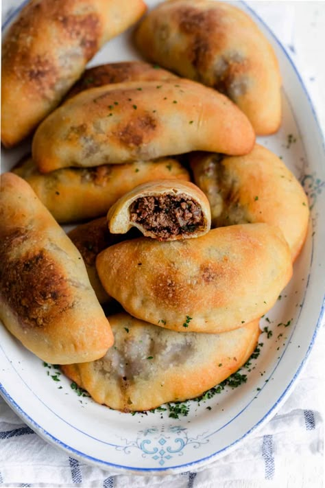 Meat Pie Recipes, Lebanese Meat Pies, Arabisk Mad, Middle East Food, Middle East Recipes, Lebanese Cuisine, Meat Pies, Middle Eastern Dishes, Eastern Cuisine