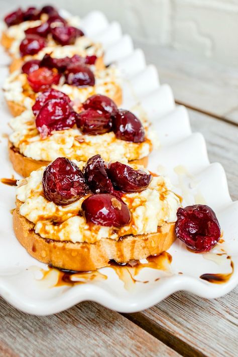 Cherry Ricotta, Roasted Cherries, Ricotta Toast, Roasted Cherry, Cherry Recipes, Delicious Snacks, Homemade Breakfast, Honey Roasted, Snacks Recipes