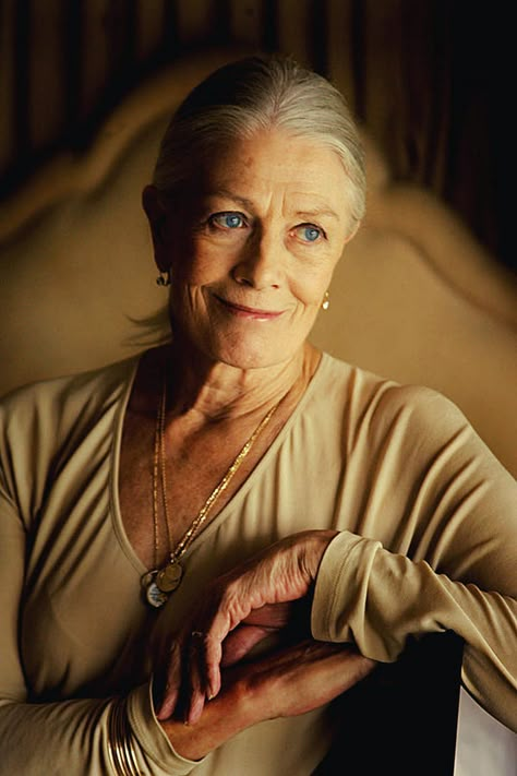 Older Woman Portrait, Vanessa Redgrave, Long Gray Hair, A Star Is Born, Shooting Photo, Aging Beautifully, Aging Gracefully, Beauty And Fashion, Hollywood Actor