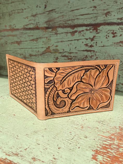 Floral two pocket minimalist wallet design. Meticulously carved, tooled, and sewn by hand, using only the finest materials. No generic, machine stamping. Natural vegetable tan leather with dark brown highlight.  Please feel free to ask about custom wallet orders. We do 2, 4, and 6 pocket designs with brands or initials. Dark Brown Highlights, Wallets Men, Pocket Designs, Leather Patterns, Leather Tooling Patterns, Mens Western, Tooling Patterns, Wallet Design, Custom Wallet