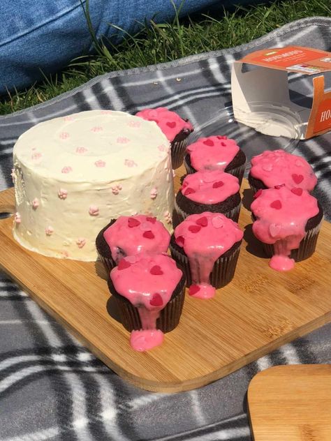 cupcakes aesthetic picnic melting cupcakes cake lunchbox cake aesthetic cake minimalist cake Cake For Picnic, Picnic Cupcakes, Cake Picnic, Minimalist Cake, Aesthetic Picnic, Small Cake, Cute Food, Cupcake, Baking