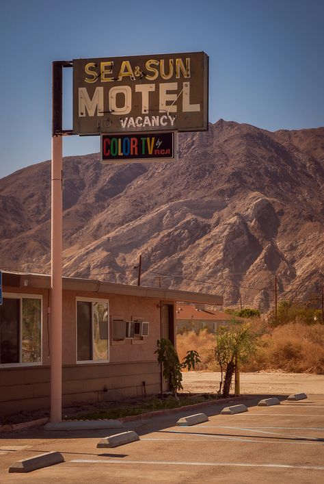 dreaming. Desert Grunge, Old Motel, Motel Sign, Americana Aesthetic, Desert Aesthetic, Arizona Road Trip, Fotografi Vintage, Desert Vibes, Us Road Trip