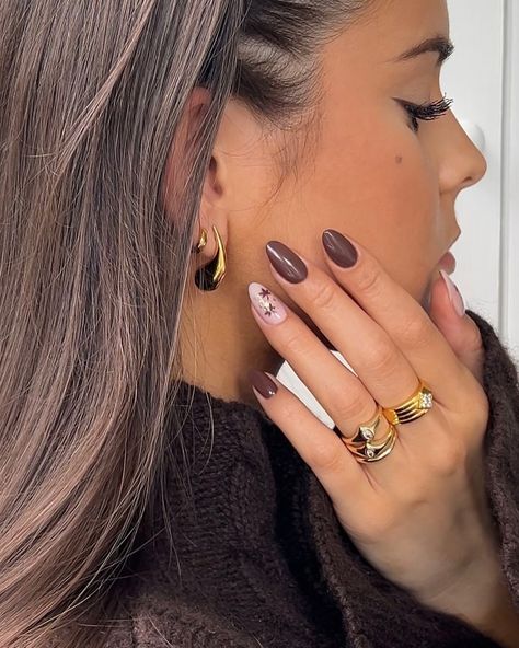 minimal autumnal leaves with flecks of gold 🍂🍁🌰🍯✨ rings from @luvaj 🫶 #nails #nailinspo #nailart #naildesign #autumnnails #brownnails #fallnails Nails With Accent Finger, Nails With Accent, Nailinspo Nailart, Brown Nails Design, Short Acrylics, Brown Nails, Funky Nails, Nail Inspo, Unique Style