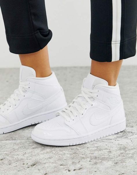 Jordan 1 White Outfit, Outfit Jordan, Nike Jordan 1 Mid, Jordan 1 Mid White, Nike Jordan 1, Urban Shoes, Sneakers Jordans, Wishlist 2024, White Jordans