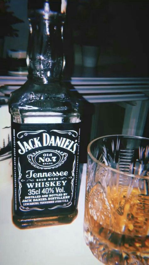 Jack Daniels Fake Story, Drinks Alcohol Aesthetic, Jack Daniel Aesthetic, Aesthetic Alcohol, Alcoholic Drinks Pictures, Drink With Friends, Pretty Alcoholic Drinks, Party Drinks Alcohol, Jack Daniels Distillery