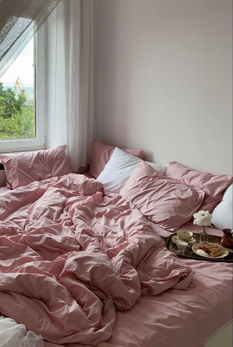 Bedding Aesthetic Pink, Dusky Pink Bedding, Comfy Pink Bed, Pink Gingham Bedroom, Pink Bedsheet Aesthetic, Pink Bedding Room Ideas, Pink Bedding Aesthetic, Pink Bedsheet, Comfy Bed Aesthetic